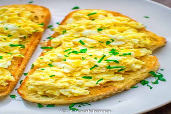 3 SCRAMBLED EGG ON 2 TOASTS