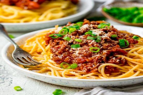 SPAGHETTI BOLOGNESE (CHEESE)