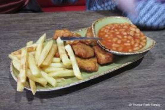4 CHICKEN NUGGETS, CHIPS & BEANS