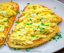 3 SCRAMBLED EGG ON 2 TOASTS