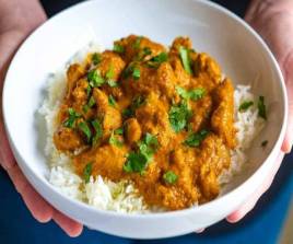 CHICKEN CURRY (RICE OR CHIPS)