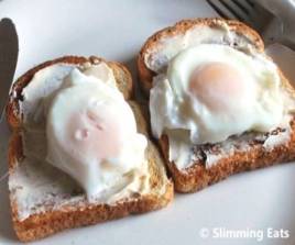 2 POACHED EGG ON 2 TOASTS