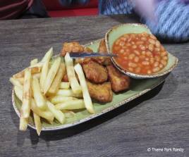 4 CHICKEN NUGGETS, CHIPS & BEANS