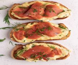 SMOKED SALMON, 2 SCRAMBLED EGG ON 2 TOASTS